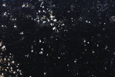 Siyah, beyaz benekli metalik desenli arka plan ve çatlak ahşap.