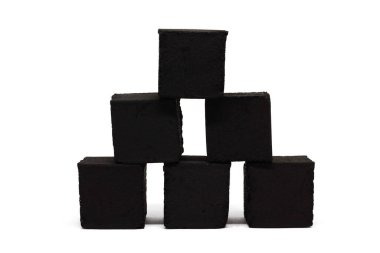 Beyaz zemin üzerinde izole nargile için hindistan cevizi siyah kömürü