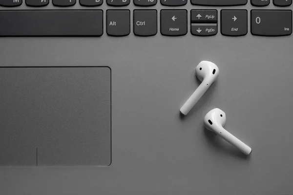 Auriculares Inalámbricos Blancos Acostados Portátil Con Primer Plano Teclado — Foto de Stock