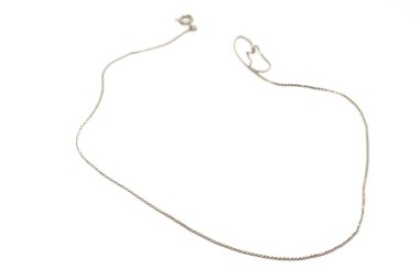 Beyaz zemin üzerinde ince gümüş zincir izole