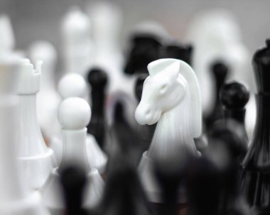Bulanık arkaplanı olan rastgele düzenlenmiş satranç