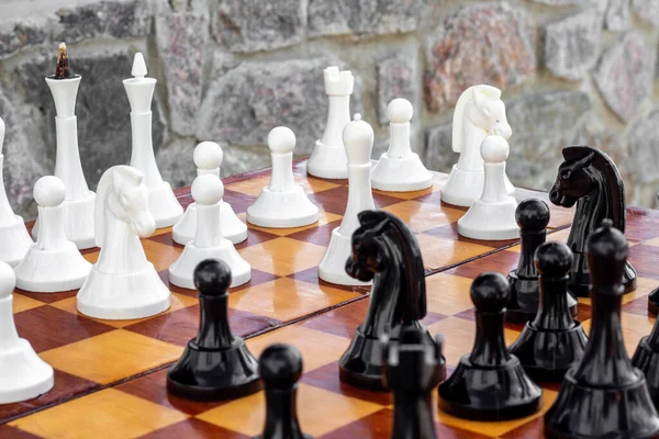 Weißes Und Schwarzes Schach Chaotischer Anordnung Auf Einem Braunen Holzschachbrett — Stockfoto