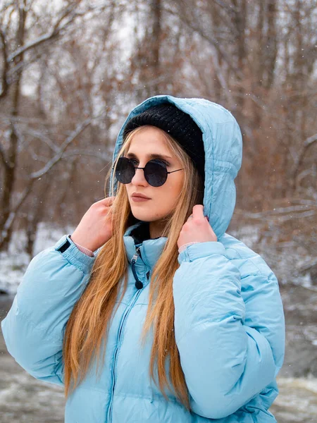 Retrato Una Joven Con Pelo Rubio Una Chaqueta Azul Gafas —  Fotos de Stock