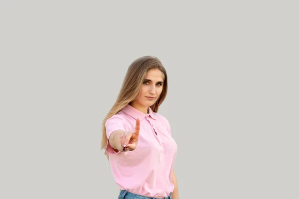 Jeune Fille Montre Index Regarde Caméra Vêtu Shirt Rose Jean — Photo