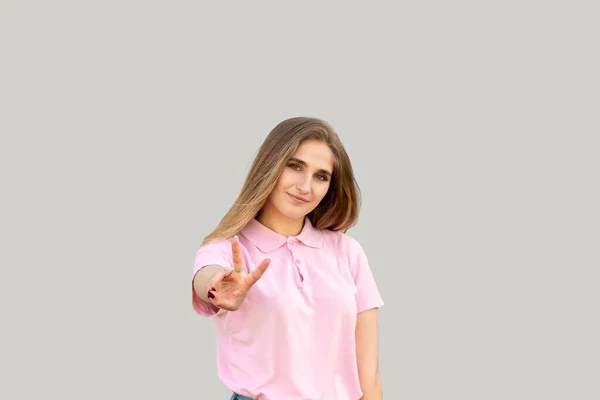 Une Jeune Fille Montre Deux Doigts Regarde Caméra Vêtu Shirt — Photo