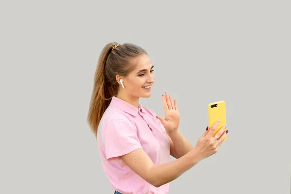 Een Jong Meisje Communiceert Een Videoverbinding Met Iemand Witte Draadloze — Stockfoto