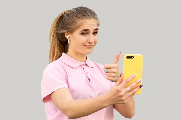 Young Girl Communicates Video Link Someone White Wireless Headphones Yellow — Stock Photo, Image