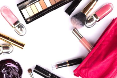 Beyaz arka planda profesyonel kozmetik ürünleri olan makyaj çantası.