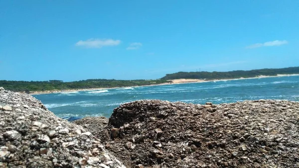 Kayalardan Çekilen Plajın Fotoğrafı Cep Telefonuyla Çekilen Fotoğraf — Stok fotoğraf