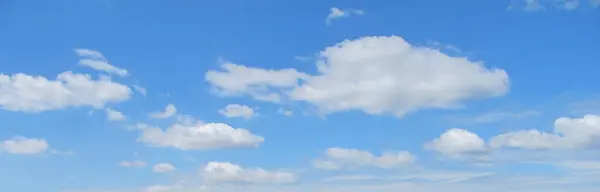                        Bulutların değişik şekilli mavi gökyüzü gradyanı         
