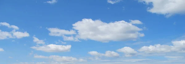 Beyaz bulutlu mavi gökyüzünde tepeden tırnağa değişim
