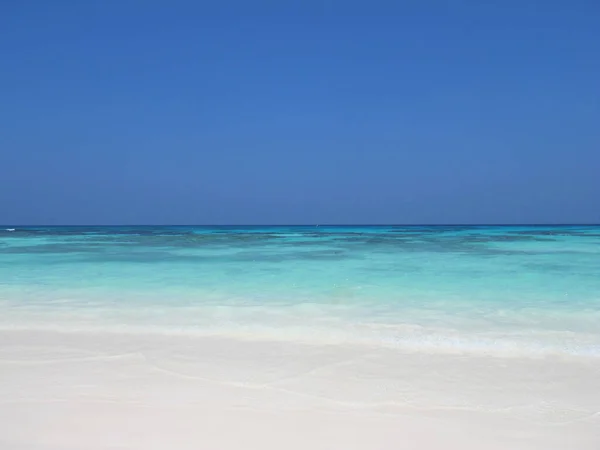 Klarblå Himmel Och Hav Med Vit Sand Vid Stranden — Stockfoto