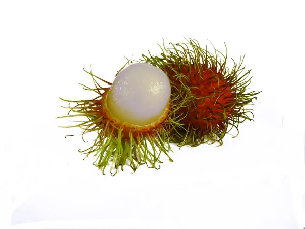 Beyaz yalıtılmış arka planda taze Rambutan meyvesi ve bir parça kabuğu soyulmuş.