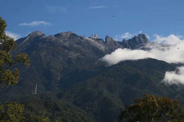 科塔基纳巴鲁山带着云彩 — 图库照片