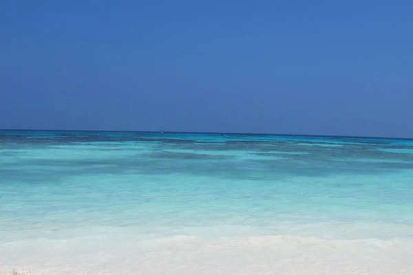 Klarblå Himmel Med Molnfri Över Det Vackra Havet Nära Vit — Stockfoto