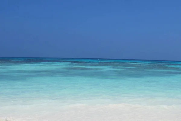 Céu Azul Claro Com Sem Nuvens Sobre Belo Mar Aproximando — Fotografia de Stock