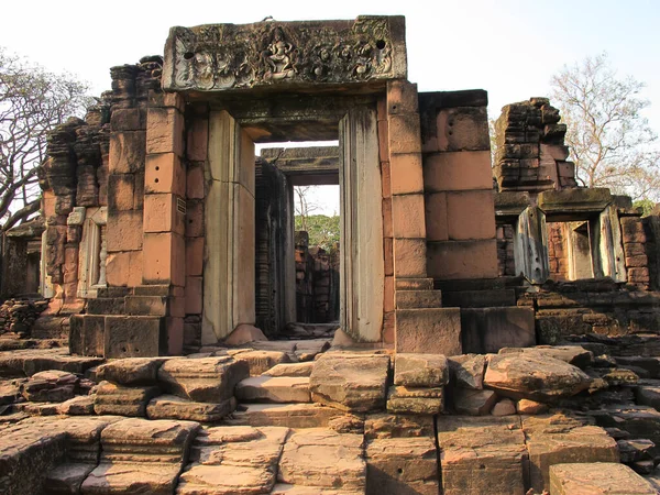                              Antik Phimai şatosunun kapısı Angkor tarzı güzel mimarisi olan kum taşlarından yapılmıştır.