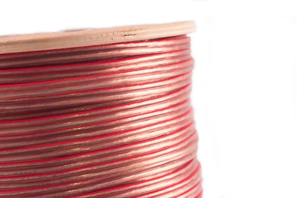 Beyaz arkaplanda kırmızı ve siyah renkli paralel kablo