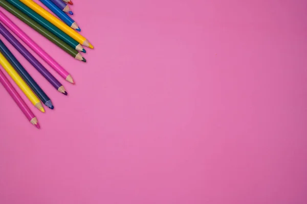 Renkli kalemlerin pembe arkaplanı