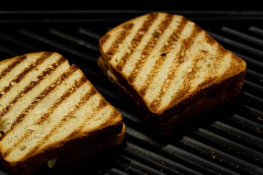 Fırında tost pişiriyorum.