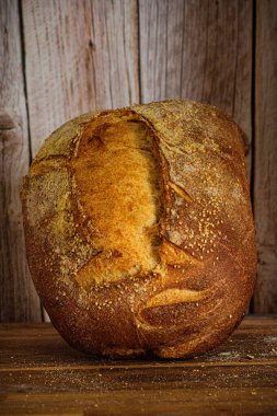 Köy ahşap masada taze ev yapımı ekmek.