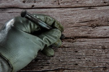 Tahtaya raptiye yerleştirirken el işi.