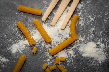 makarna ve un gri bir taşın üstünde