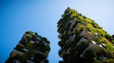 MILAN, ITALY - 1 Mayıs 2019: Bosco Verticale (Dikey Orman) alçak görüş. Stefano Boeri tarafından tasarlandı, Milano 'da sürdürülebilir mimari