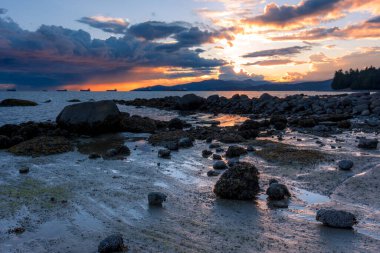 Pasifik Okyanusu 'nun kıyı şeridinde gün batımı