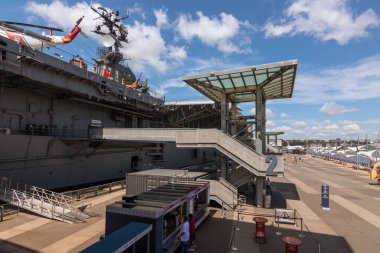New York, New York / ABD - 24 Temmuz 2019: Intrepid Sea, Air, Space Museum Harici