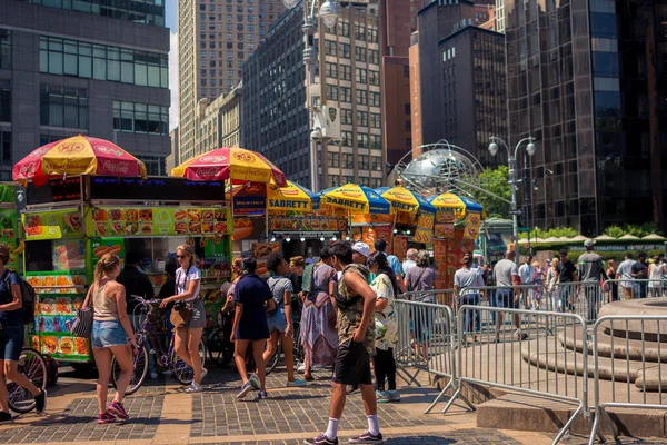 New York, New York / ABD - 24 Temmuz 2019: Columbus Circle Satıcıları Arkaplan Yakınındaki Central Park 'ta Globe Heykeli