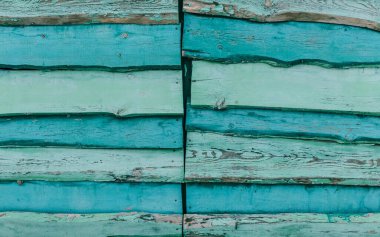 Tahtalardan düşmüş çok renkli ahşap çitler.