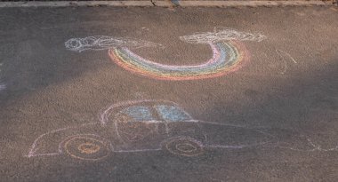 Asfalta tebeşir çizimi: araba, hayvan