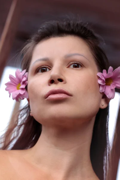 Portrait Brunette Girl Flowers Tanned Skin Brown Eyes Health Beauty — Stock Photo, Image