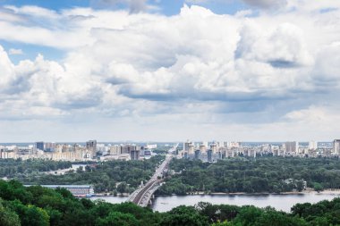 Kiev şehrindeki gökdelenler ve parklar üzerinde gökyüzünde devasa bulutlar