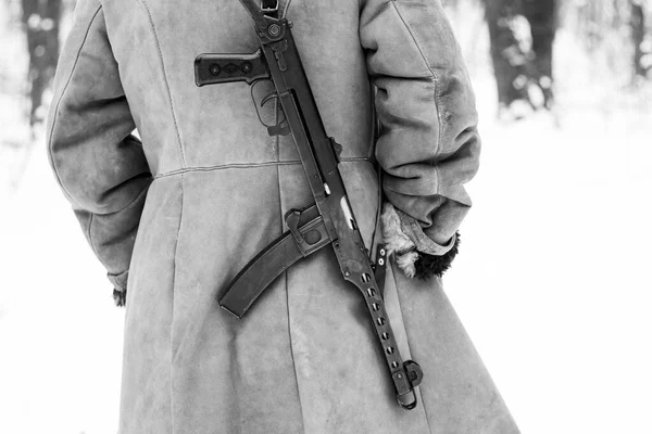 Бесцветное Фото Солдатом Военной Гороховой Куртке Пистолетом Зимнем Лесу — стоковое фото