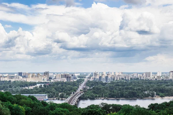Enormes Nubes Cielo Sobre Rascacielos Parques Ciudad Kiev — Foto de Stock