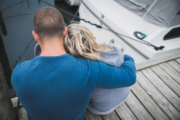 Mężczyzna Kobieta Przytulają Się Molo Szarych Desek Pobliżu Jachtów — Zdjęcie stockowe
