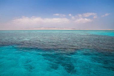 Afrika 'daki kızıl denizin güzel mavi suları
