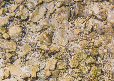 Dağın dibindeki taştan derede temiz suyla