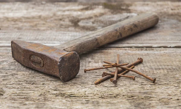 Old Rusty Hammer Nails Unpainted Wooden Table — Stock Photo, Image
