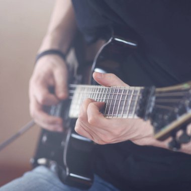 Rock müzik grubunun tekrarı. Elektro gitaristin kırpılmış resmi