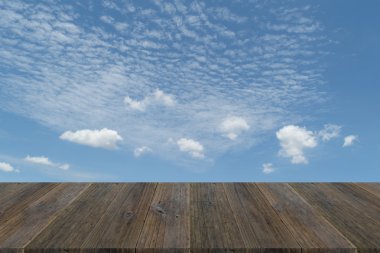 Mavi gökyüzü bulut ile ahşap Teras