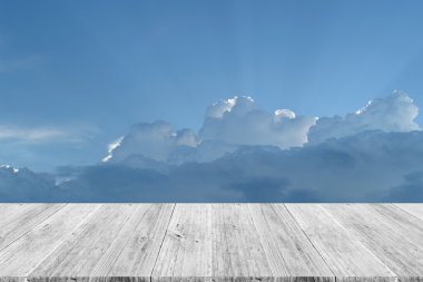 Mavi gökyüzü bulut ile ahşap Teras