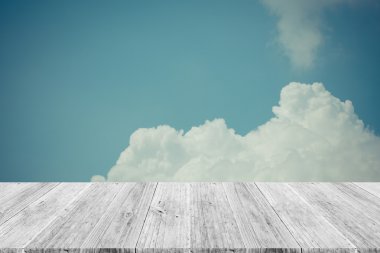 Mavi gökyüzü bulut ile ahşap Teras, vintage tarzı sürecinde