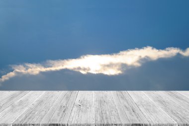 Mavi gökyüzü bulut ile ahşap Teras