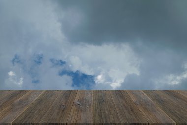 Mavi gökyüzü bulut ile ahşap Teras