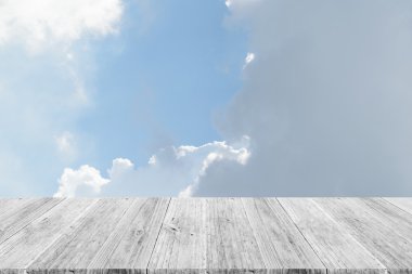 Mavi gökyüzü bulut ile ahşap Teras