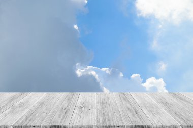 Mavi gökyüzü bulut ile ahşap Teras