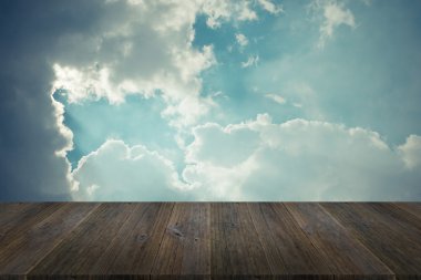 Mavi gökyüzü bulut ile ahşap Teras, vintage tarzı sürecinde